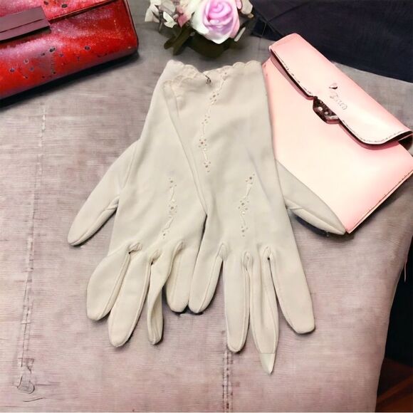 Vintage Gloves  eyelet detail cream color - Picture 4 of 11